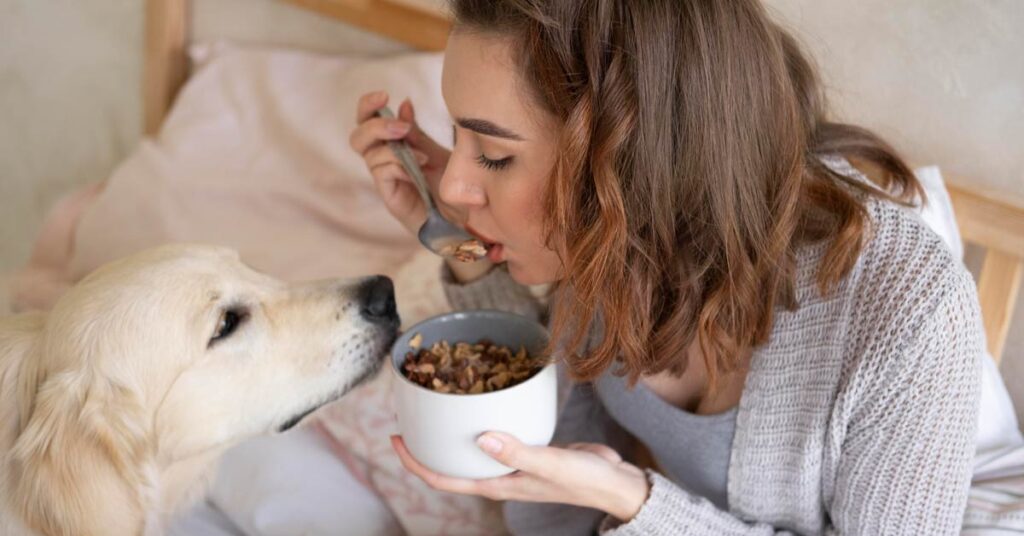 podawanie psu resztek ze stołu